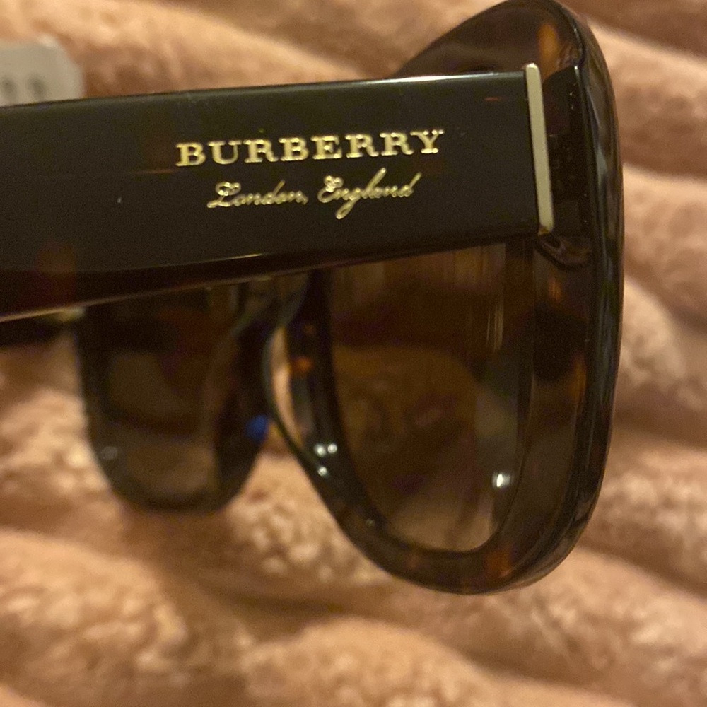 Authentic Burberry woman’s sunglasses 🕶️ 😎 - Picture 3 of 9